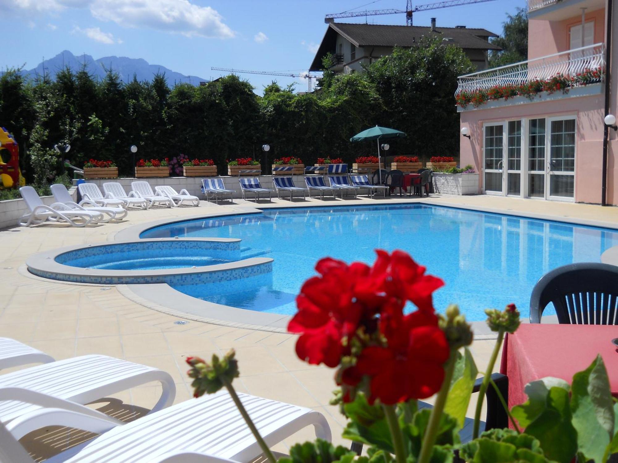 Hotel Bellaria Levico Terme Bagian luar foto