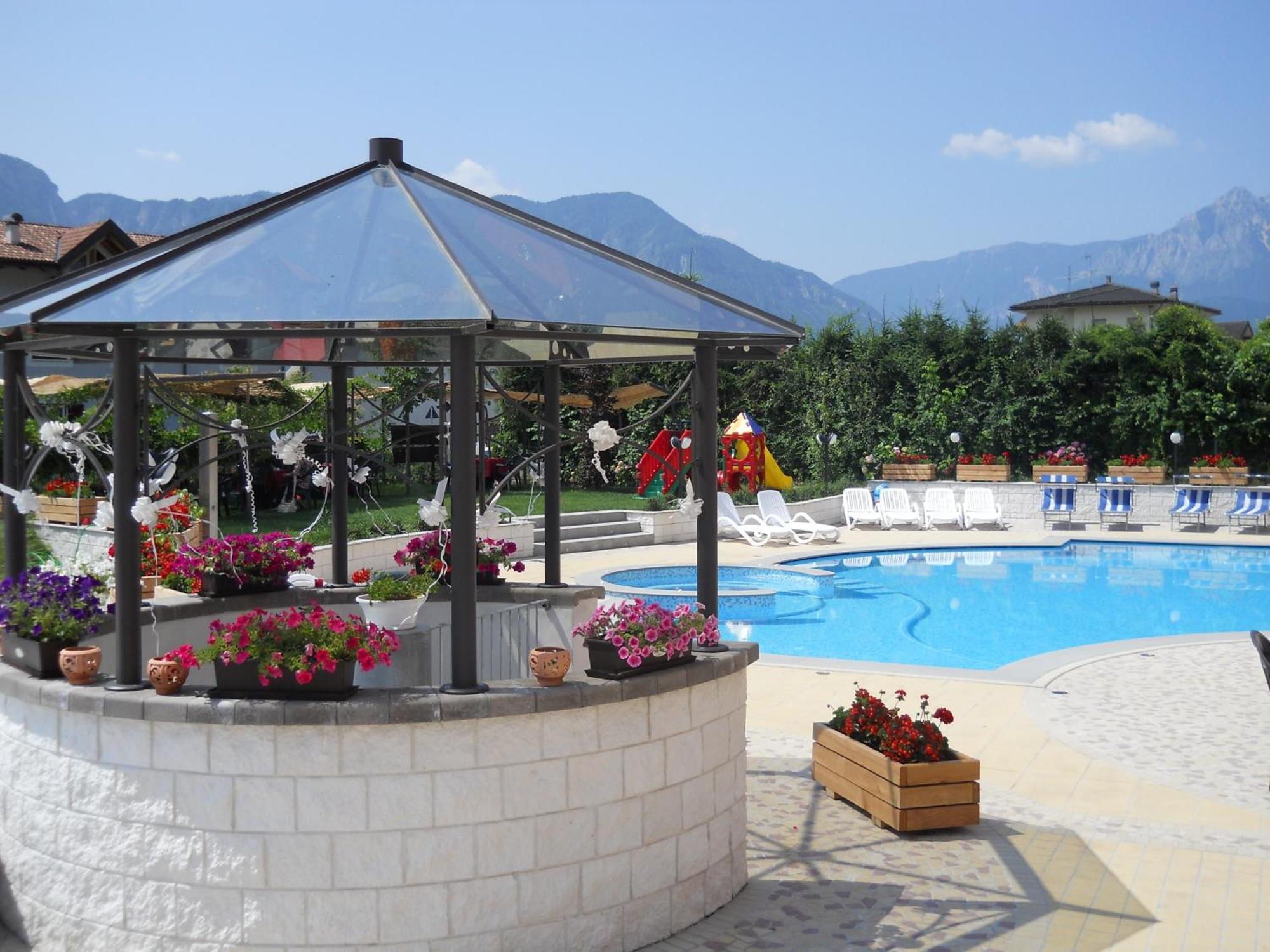 Hotel Bellaria Levico Terme Bagian luar foto