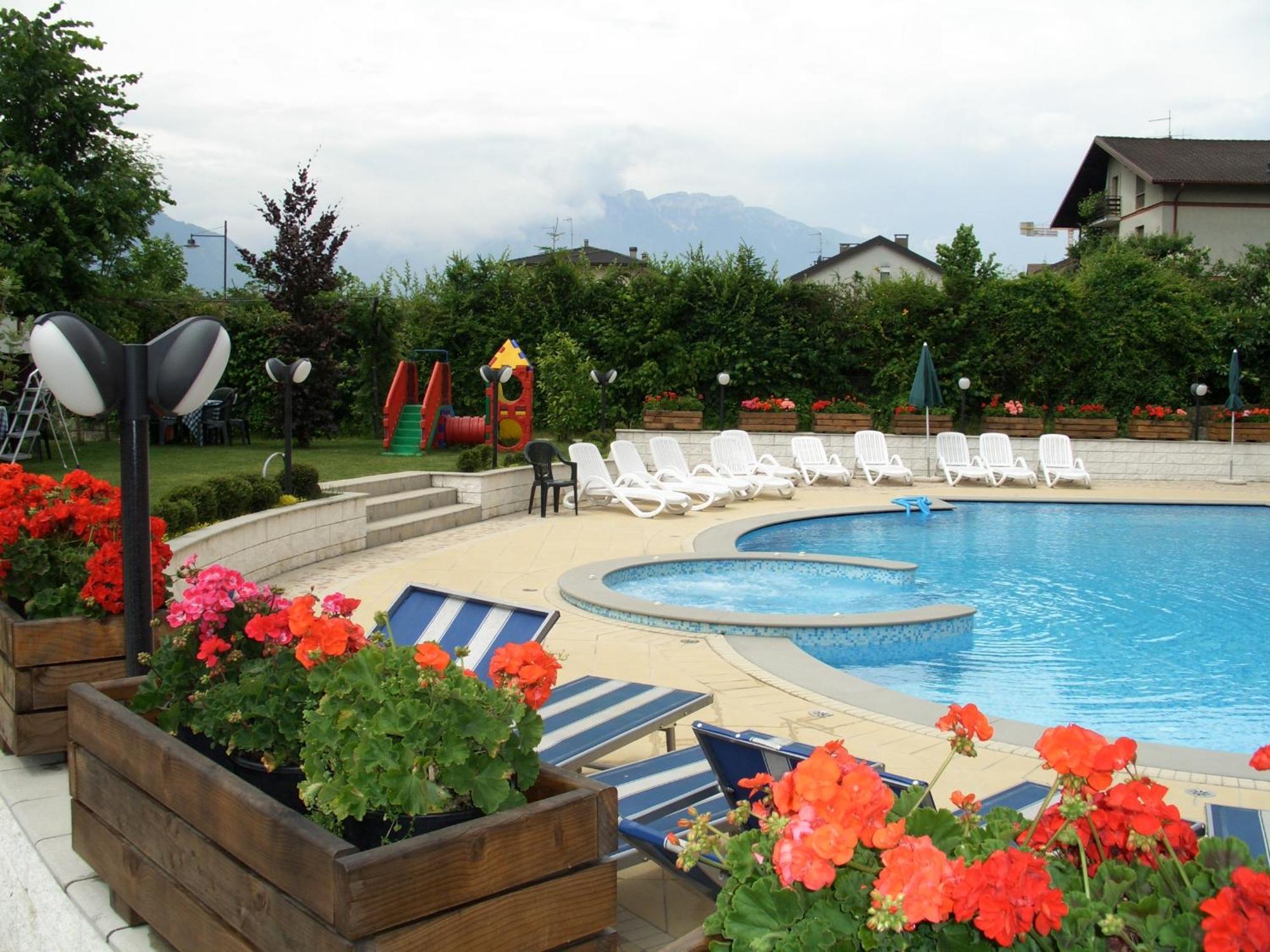 Hotel Bellaria Levico Terme Bagian luar foto