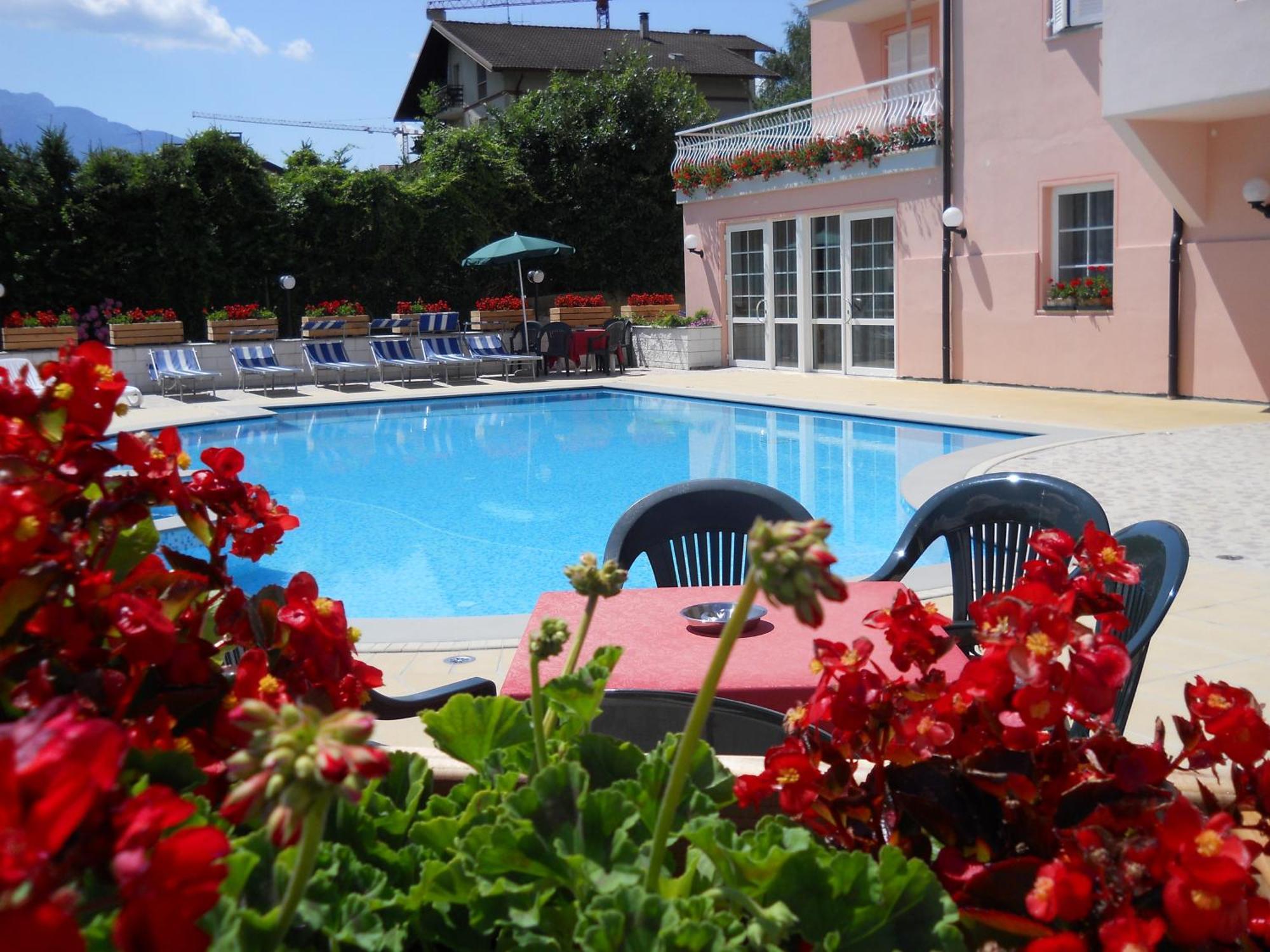 Hotel Bellaria Levico Terme Bagian luar foto