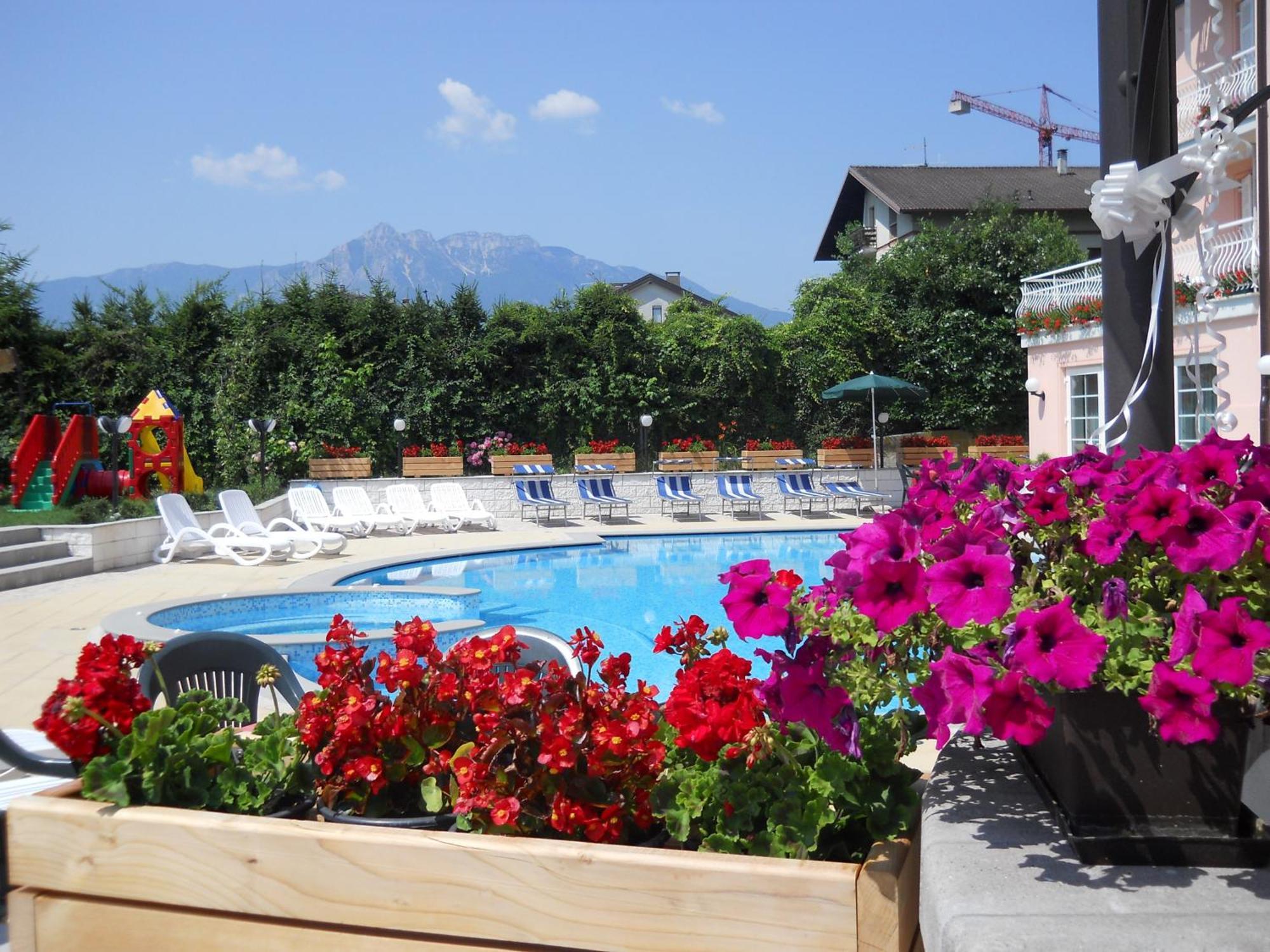 Hotel Bellaria Levico Terme Bagian luar foto