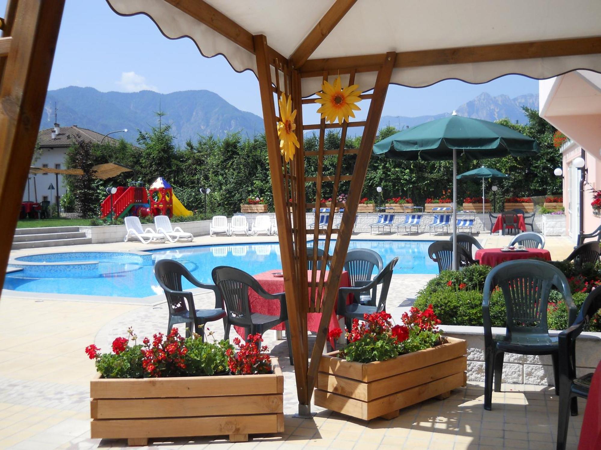Hotel Bellaria Levico Terme Bagian luar foto